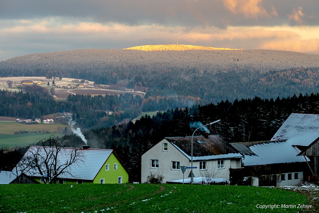 Foto: Martin Zehrer - Nur noch die letzten Sonnenstrahlen erleuchten den Berg-Kamm des Steinwaldes. Ein sehr schönes Schauspiel. Unten im Tal bricht bereits die Dämmerung herein und oben am St 