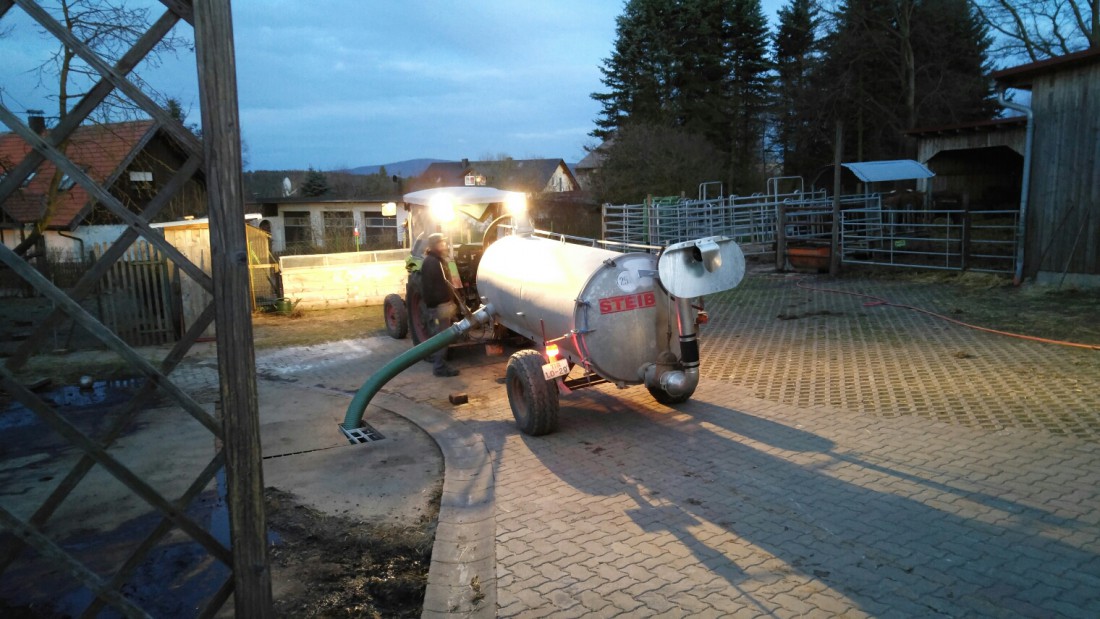 Foto: Martin Zehrer - Bauer Hermann aus Hermannsreuth bei den Köstlers: Seit früh um 4:30Uhr auf den Beinen... Jetzt ist es 20:30Uhr... Die Jauche muss raus... 