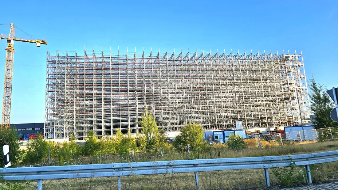 Ein riesiges Lager wird gerade in Waldershof, beim Fahrrad-Hersteller Cube, errichtet.
