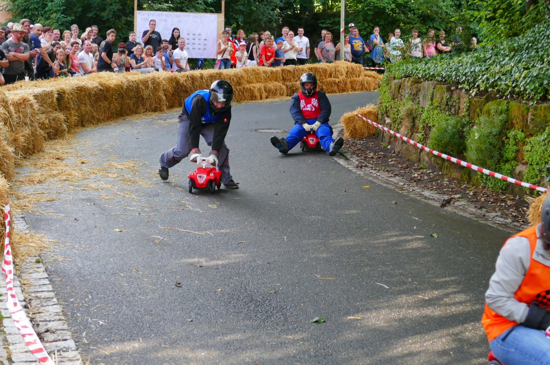 Foto: Martin Zehrer - Genial - Die legendären Bobbycar Meisterschaft in Preißach. <br />
"Den of Vice" veranstaltete heute das 3. Bobbycar-Rennen durch die Ortschaft Preißach. <br />
Zig Starter rasten  