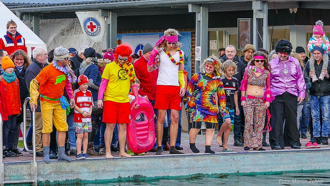 Foto: Martin Zehrer - Bereit zum Sprung ins saukalte Nass!!! Die Hippies der Wasserwacht von Kemnath eröffneten das Neujahrsschwimmen im Naturerlebnisbad in Immenreuth!<br />
<br />
Was für eine coole G 