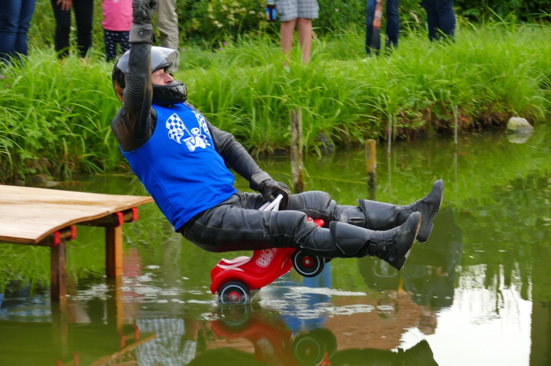 Foto: Martin Zehrer - Genial - Die legendären Bobbycar Meisterschaft in Preißach. <br />
"Den of Vice" veranstaltete heute das 3. Bobbycar-Rennen durch die Ortschaft Preißach. <br />
Zig Starter rasten  