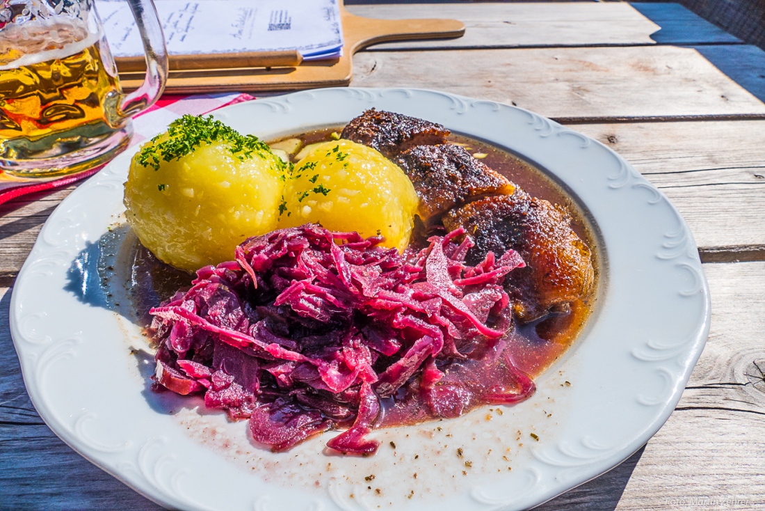 Foto: Martin Zehrer - Gans-Brust-Essen am Fichtelsee... Dieser Teller voller Genuss und ein frisches Radler schlagen mit 20 Euro zu Buche... 15. April 2019 