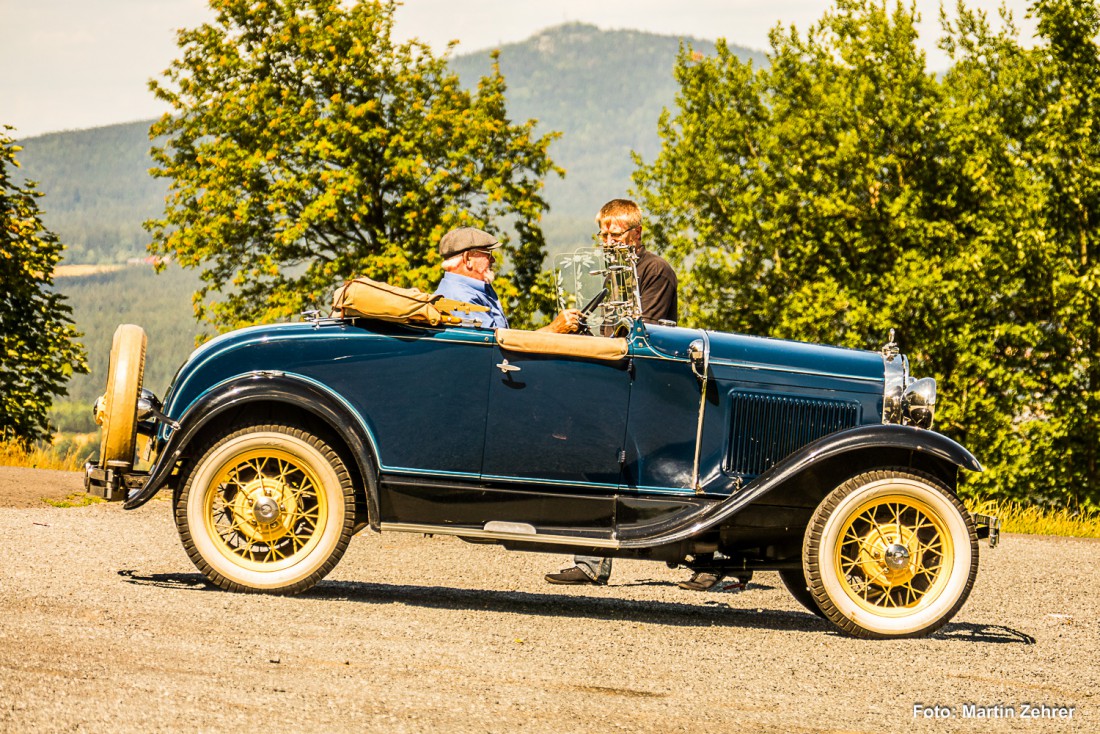 Foto: Martin Zehrer - Oldtimer-Treffen des MSC Wunsiedel e.V. auf dem Armesberg. Die ersten Fahrzeuge parken ein. 