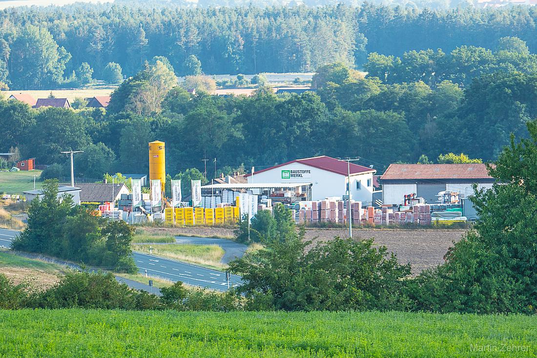 Foto: Martin Zehrer - Auch vom kastlicher Berg aus erblickt. Ein Baustoffe-Lager in Kastl 