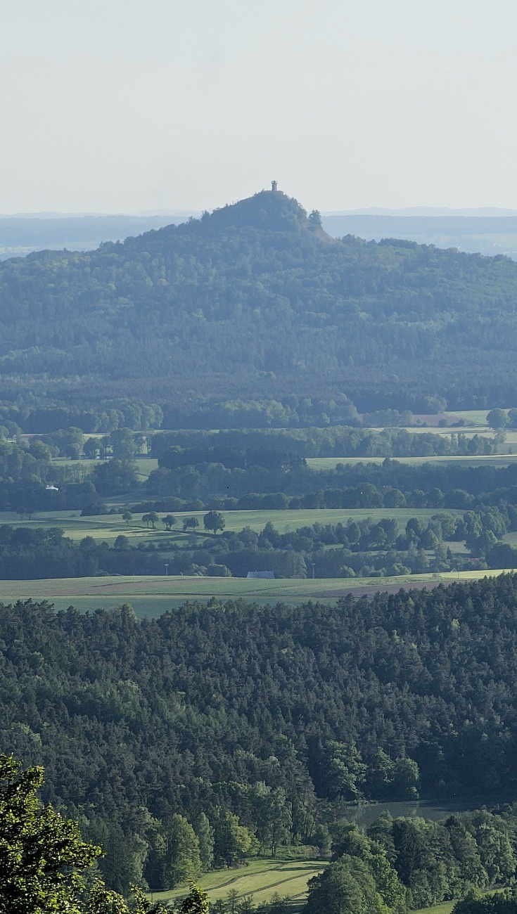 Der Blick zum Vulkan-Kegel Rauher Kulm.
Unglaublich, wie weit man vom Armesberg aus übers Land schauen kann...