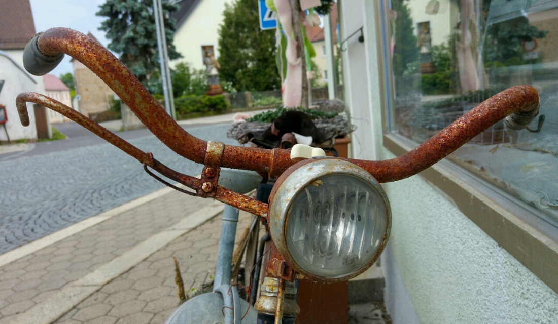 Foto: Martin Zehrer - Vorm Altstadt-Ladl in Kemnath... Ein altes Fahrrad 