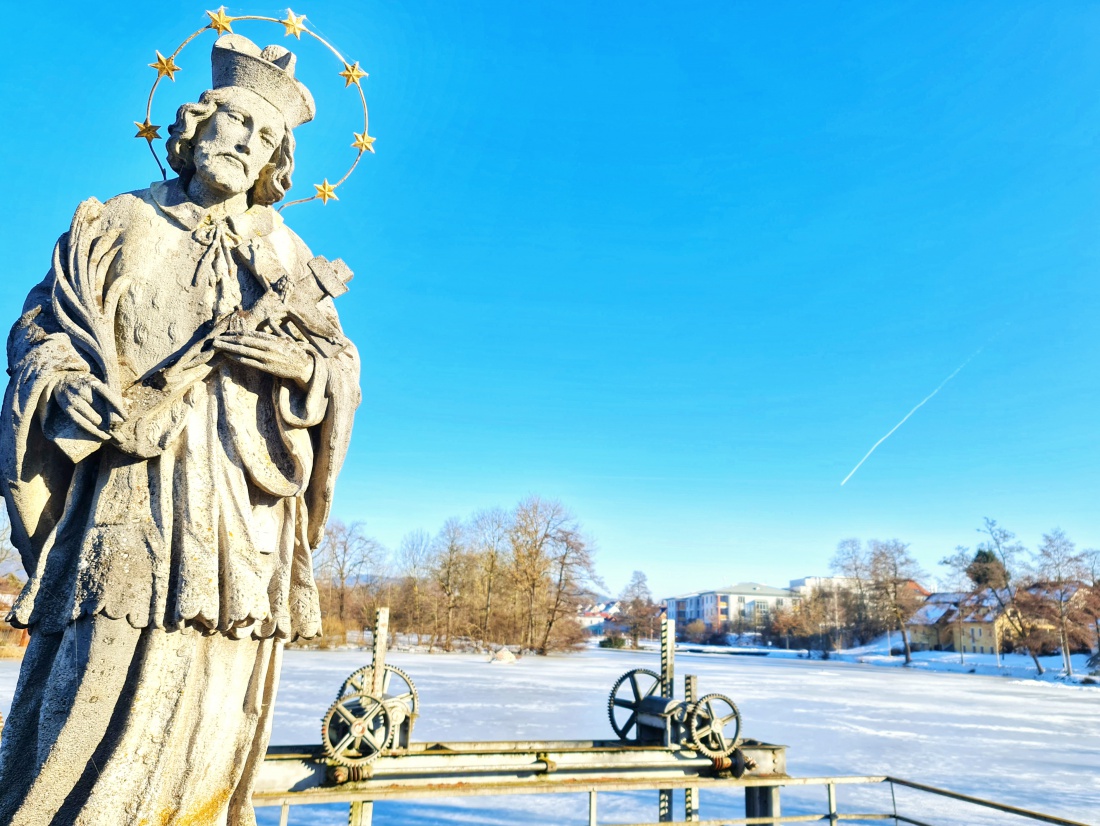 Traumhaftes Winterwetter am kemnather Stadtweiher. 