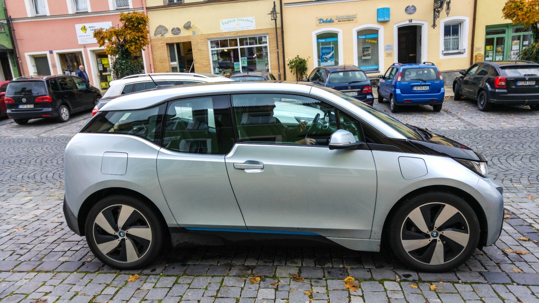 Foto: Martin Zehrer - BMW i3 - interessante Begegnung am kemnather Stadtplatz.<br />
<br />
Der Fahrer erzählte von einer jährlichen Fahrleistung von ca. 25000 Kilometer. Versehen mit einem zusätzlichen 