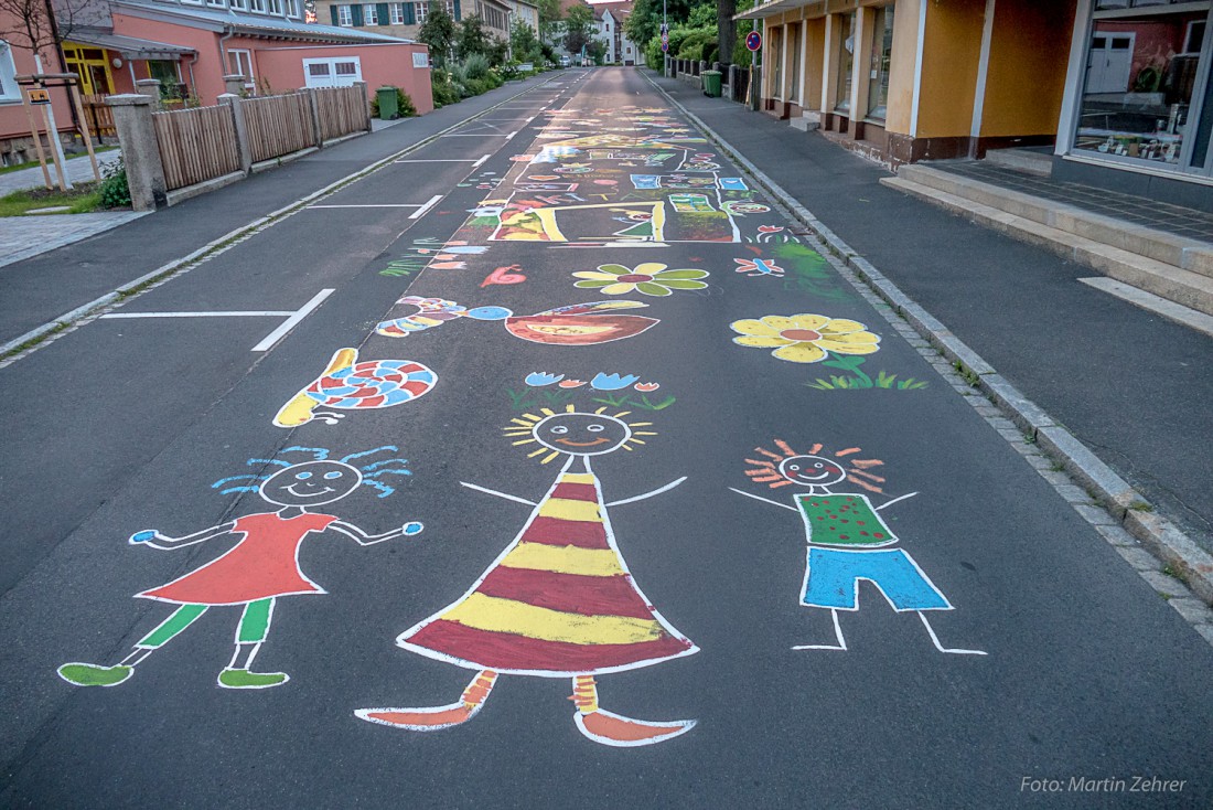 Foto: Martin Zehrer - Straßenmalerei in Kemnath auf der Straße zwischen Eisen-Lautner und Kindergarten. Wenn ihr das seht, dann Fuß vom Gaspedal. 