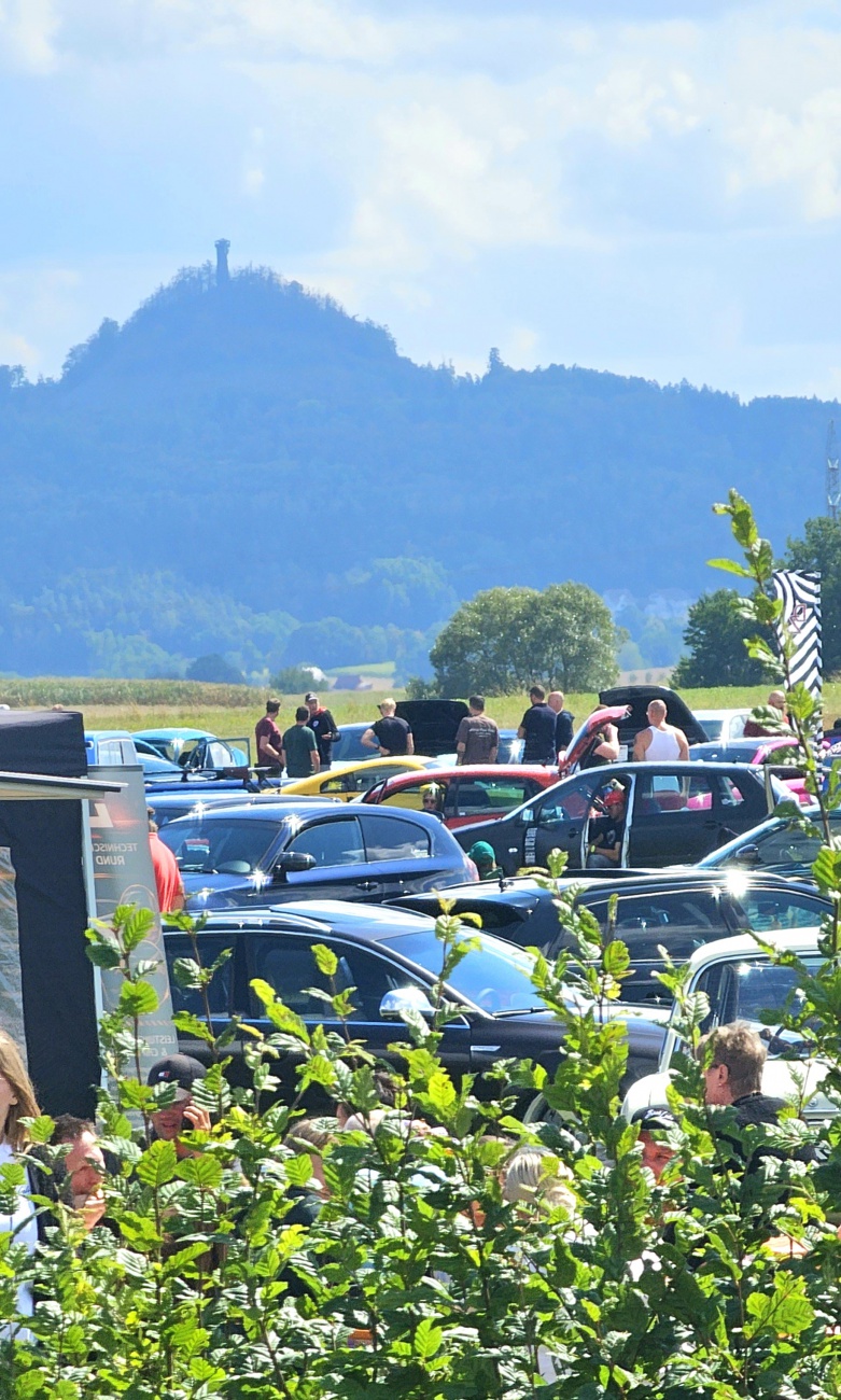 Performance on wheels in Speichersdorf...
Tuningtreffen auf dem Rollfeld...