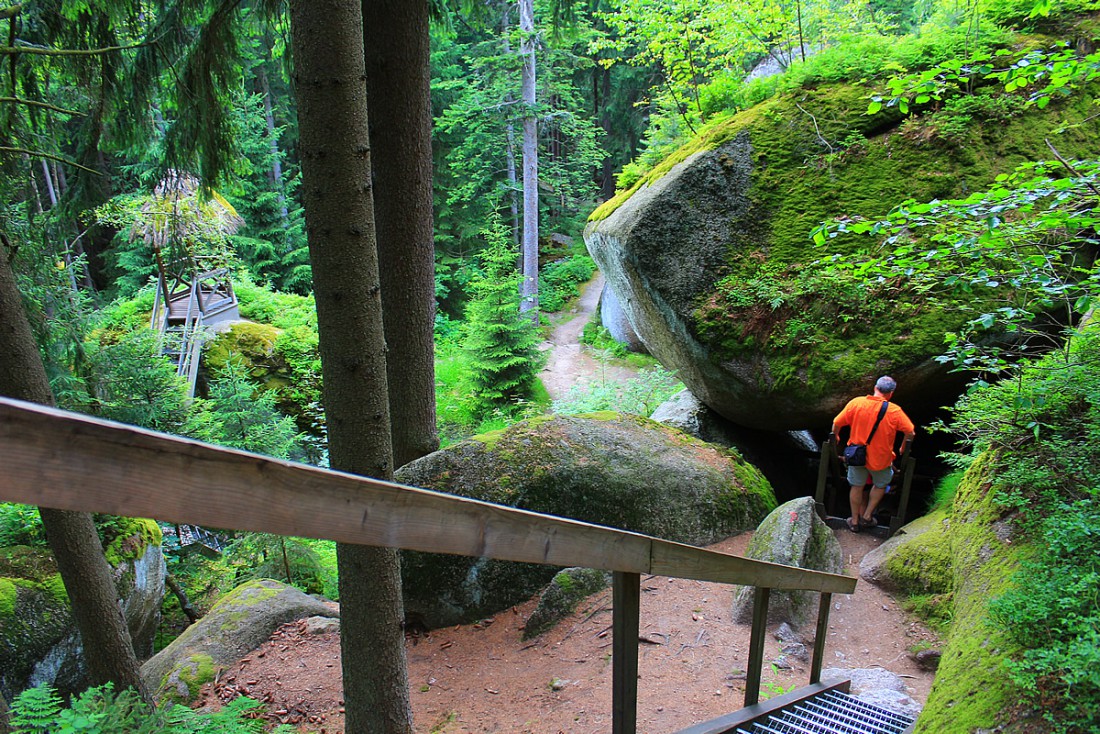 Foto: Martin Zehrer - Walndern im Felsenlabyrinth auf der Luisenburg bei Wunsiedel. Es geht auf und ab, über Stock und riesengroße Felsbrocken, durch Höhlen und Schluchten... Wer das hier eins 