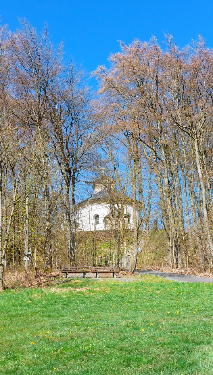 Foto: Martin Zehrer - Die Kirche, oben auf dem Gipfel des Armesbergs. Noch sieht man sie von unterhalb, bald wird die explodierende Natur die Sicht verbergen.<br />
<br />
30. April 2023, die Blumen wac 