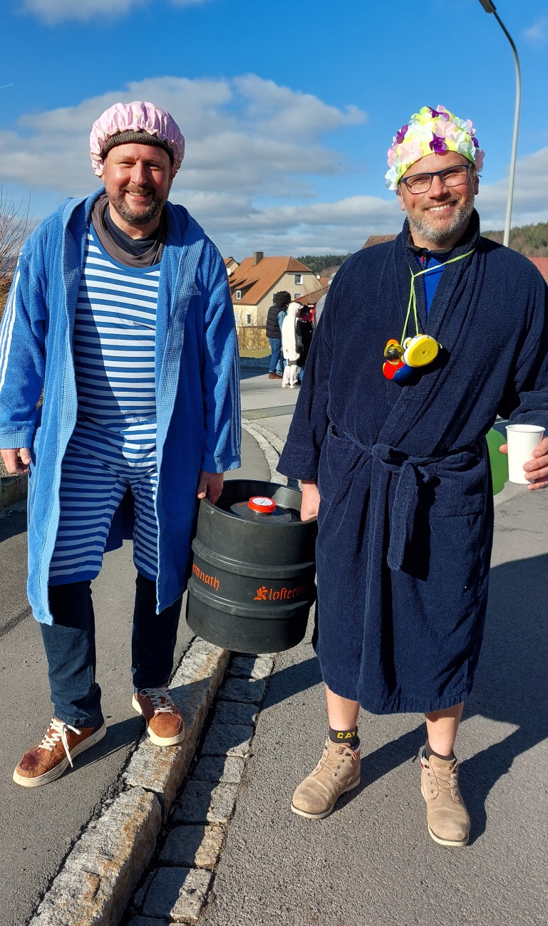 Faschingszug durch Waldeck 2026 - WCV Helau!!!

Am 15. Februar 2026 war es wieder soweit. Tausende Besucher jubelten den Narren zu, das Wetter wurde wie bestellt, wunderschön. Die Sonne strahlte und alle Menschen waren voller Faschings-Laune. WCV Helau!!!!