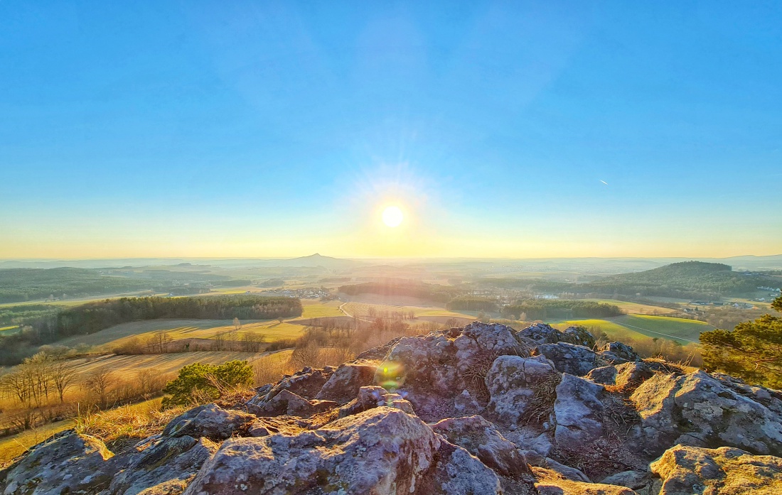 Foto: Jennifer Müller - Die Frühlingssonne strahlt über das kemnather Land. Der Schlossberg... 