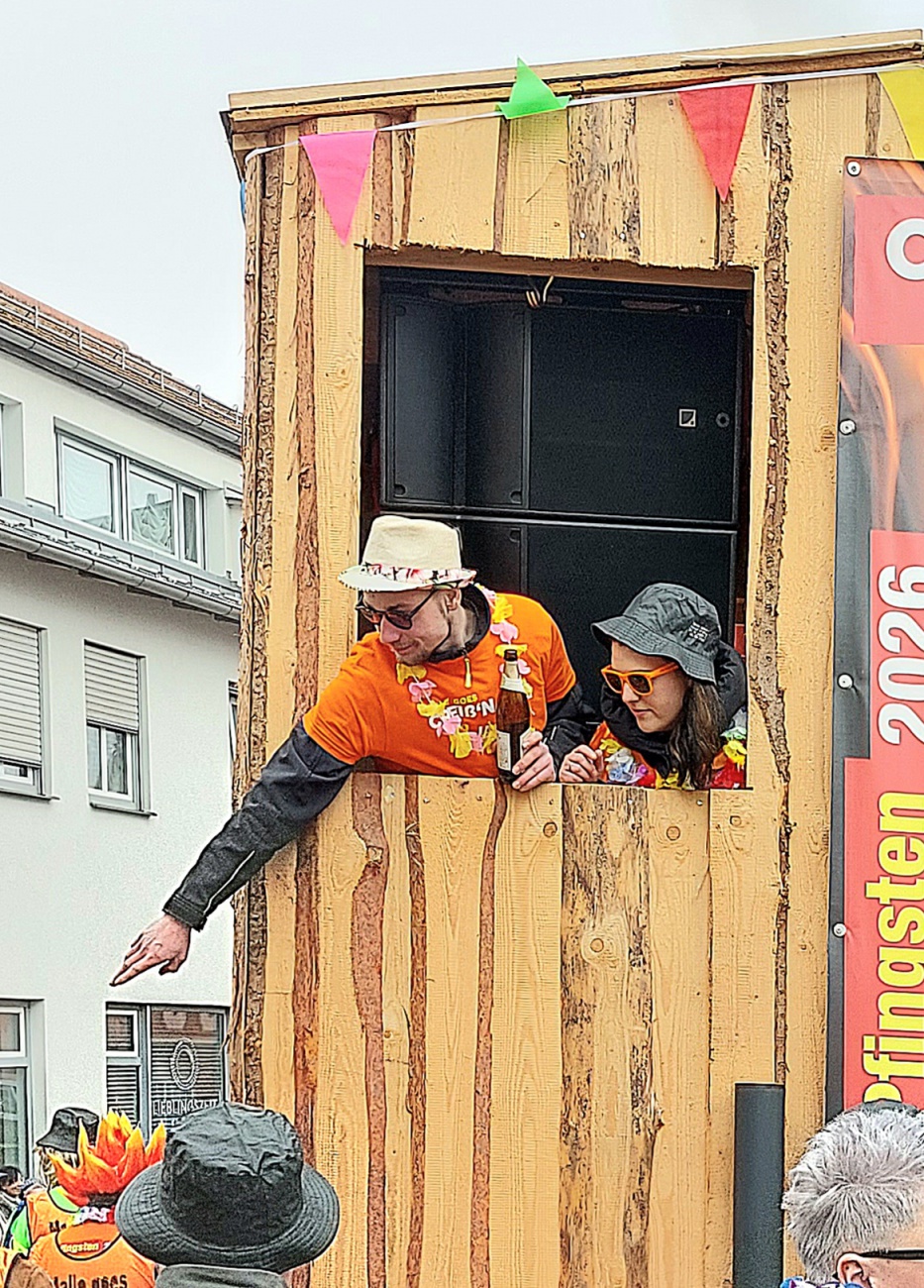 Das Bild zeigt den Faschingsumzug in Pressath 2026 mit ausgelassener Stimmung und vielen feiernden Menschen.
Auf einem festlich geschmückten Wagen feiern junge Leute bei Musik und guter Laune.
Zahlreiche Besucher in bunten Kostümen säumen die Straßen und genießen das Spektakel.
Seifenblasen, Farben und fröhliche Gesichter prägen das lebendige Bild des Faschings.
Der Fasching in Pressath verbindet Gemeinschaft, Tradition und pure Lebensfreude.