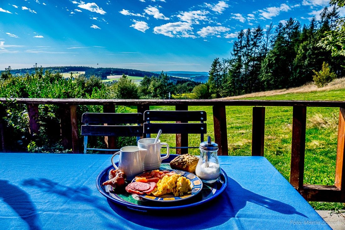 Foto: Martin Zehrer - Kaffee-Klatsch am Donnerstag auf dem Armesberg...<br />
<br />
Donnerstags gibt es immer Frühstück-buffet auf dem Armesberg im Mesnerhaus. Von der Terrasse aus hat man einen herrli 