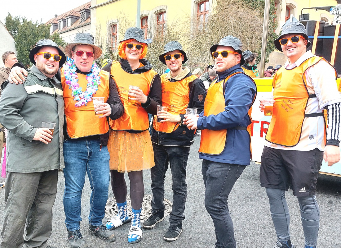 Der Fasching in Pressath 2026 begeisterte mit kreativen Kostümen und außergewöhnlichen Motto-Gruppen.

Auffällige Alien-Verkleidungen, fantasievolle Wagen und humorvolle Darstellungen sorgten für viele Lacher am Straßenrand.
Der Faschingsverein Pressath und zahlreiche Teilnehmer brachten mit Musik und Showeinlagen beste Stimmung ins Zentrum der Stadt.
Tausende Besucher feierten gemeinsam ein farbenfrohes und lebendiges Spektakel.

Der Fasching 2026 bleibt als fröhliches, ideenreiches und bestens besuchtes Fest in Pressath in Erinnerung.