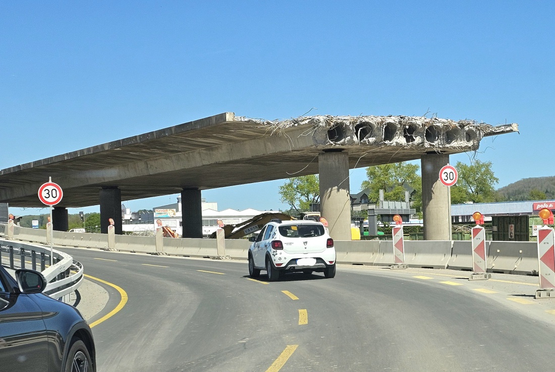 Interessanter Aufbau - an diesem noch stehenden Teil der Brücke in Bayreuth ist deren Aufbau gut zu erkennen.