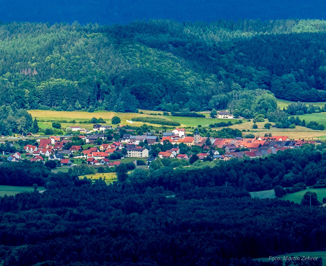 Foto: Martin Zehrer - Waldeck mal aus ganz anderer Perspektive. Der Blick vom Rauhen Kulm aus zeigt, wie Waldeck zwischen die Berge eingebettet ist. 