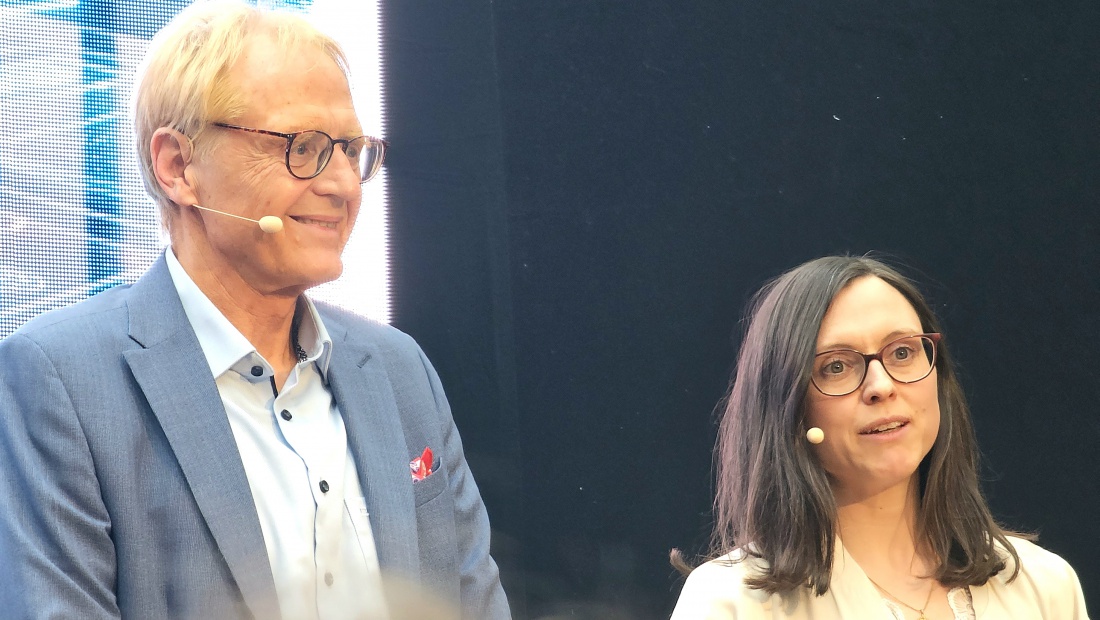 Kommunikation im KI-Zeitalter: Neue Strategien für Unternehmen

Im Rahmen des KI-Zukunftstags in Bayreuth beleuchteten Michaela Rau und Hans-Jochen Fröhlich in ihrem Vortrag "Kommunikation im KI-Zeitalter" die tiefgreifenden Veränderungen in Marketing und Unternehmenskommunikation.

Die Referenten zeigten eindrucksvoll auf, wie sich klassische Ansätze weiterentwickeln - von SEO hin zu GEO (Generative Engine Optimization) - und welche neuen Anf o r d e r ungen sich durch den Einsatz von Künstlicher Intelligenz ergeben. Dabei wurde deutlich, dass Unternehmen ihre Inhalte zunehmend für KI-basierte Systeme optimieren müssen, um sichtbar und relevant zu bleiben.

Ein weiterer Schwerpunkt lag auf der Erstellung KI-optimierter Social-Media-Posts. Anhand praxisnaher Beispiele wurde vermittelt, wie Inhalte gezielt auf Zielgruppen zugeschnitten und gleichzeitig effizient mithilfe von KI-Tools erstellt werden können.

Darüber hinaus gaben die Referenten spannende Einblicke in neue Geschäftsmodelle, die durch den Einsatz von KI entstehen. Diese eröffneten den Teilnehmenden neue Perspektiven und regten dazu an, eigene Potenziale im Unternehmen zu erkennen und zu nutzen.

Das Publikum profitierte in besonderem Maße von den klar strukturierten Inhalten und den anschaulichen Beispielen. Der Vortrag bot nicht nur wertvolle Impulse, sondern auch konkrete Ansätze für die Umsetzung im eigenen Arbeitsalltag - ein inspirierender Beitrag zur erfolgreichen Gestaltung der Kommunikation im KI-Zeitalter.