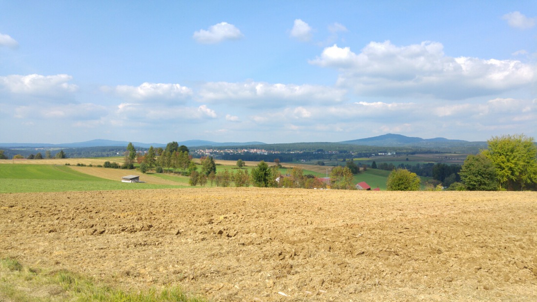 Foto: Martin Zehrer - Der Blick von Neuhof bei Pullenreuth in Richtung Neusorg...<br />
Im Hintergrund erkennt mann den Berg Kösseine (rechts), dort kann man gut hochwandern und im Wirtshaus auf de 