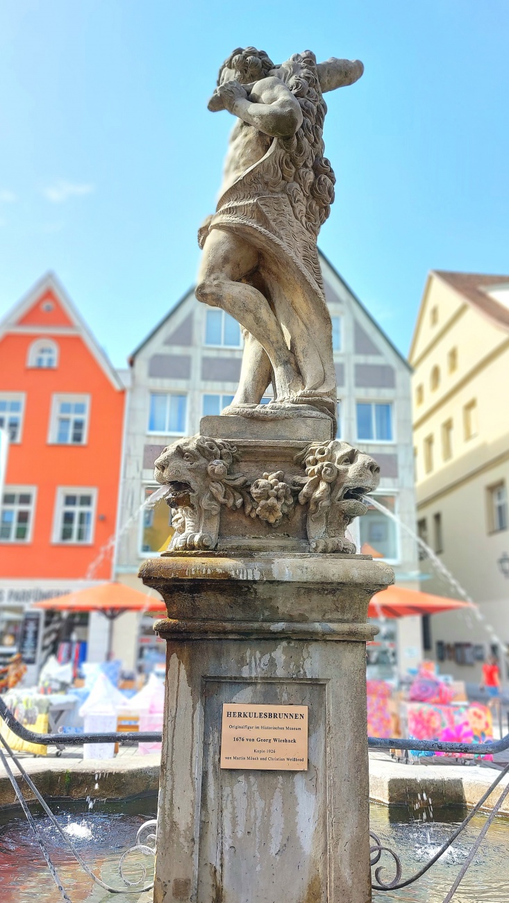 Foto: Martin Zehrer - Sommer in Bayreuth... Herkulesbrunnen.<br />
<br />
Mehrere Tage nacheinander gab es Temperaturen um die 30 Grad. 