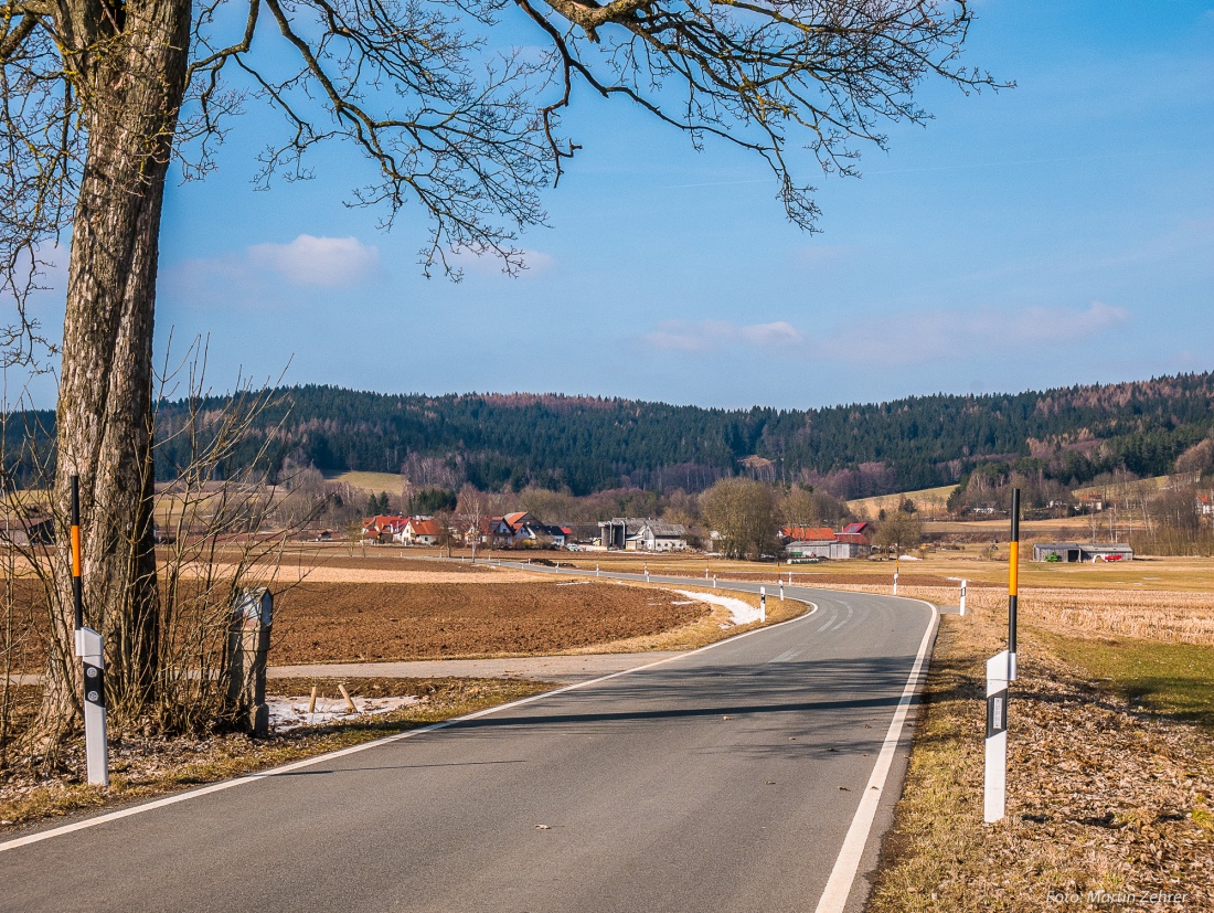 Foto: Martin Zehrer - Die Verbindungsstraße zwischen Kulmain und Lenau. Hinten ist das Dorf Lenau zu erkennen... 