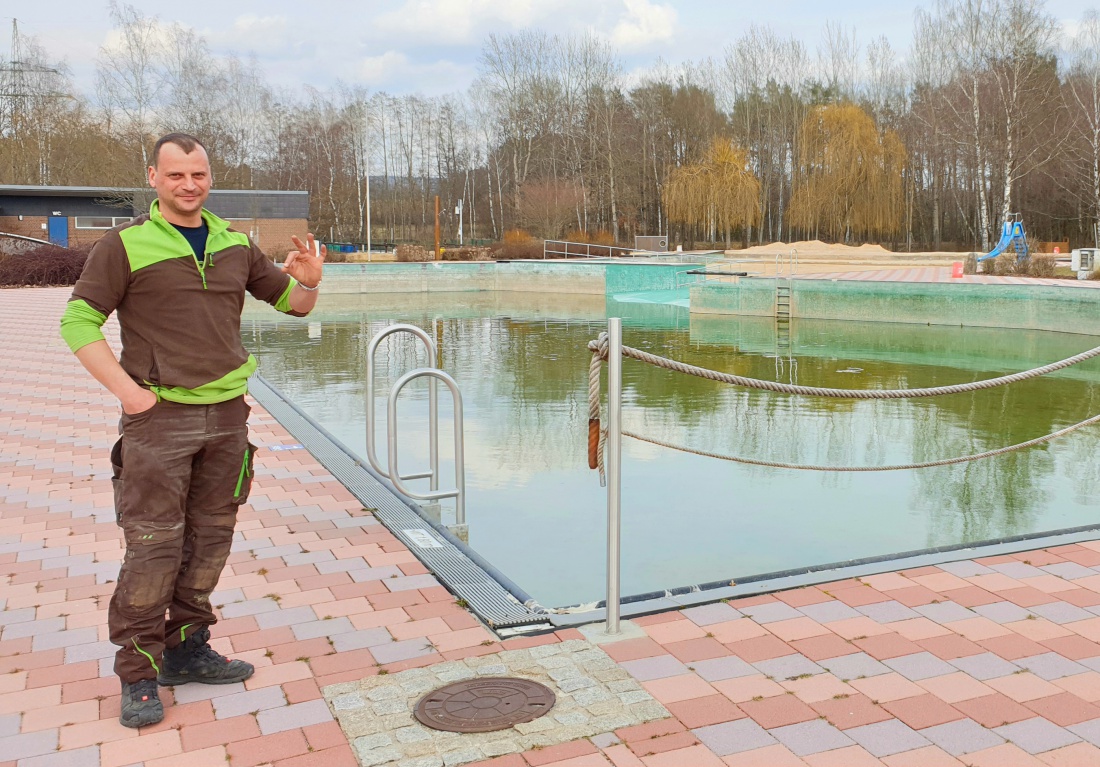 Foto: Martin Zehrer - Alles klar im Natur-Erlebnisbad-Immenreuth.<br />
<br />
Bademeister Kai W. holt das wunderschöne Freibad aus dem Winterschlaf.<br />
<br />
Bild mit freundlicher Genehmigung durch Bademeist 