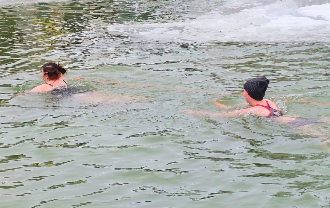 Einfach mal quer durchs eiskalte Freibad Immenreuth schwimmen...