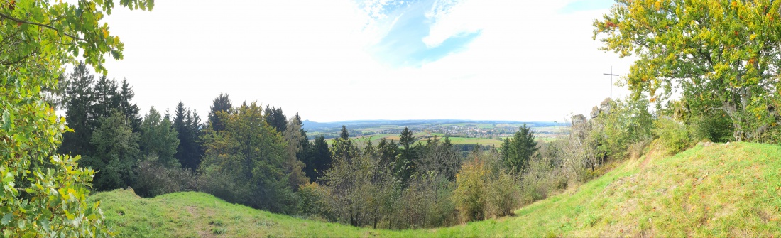 Foto: Martin Zehrer - Ein Panorama-Blick vom Anzenstein ins kemnather Land hinunter.<br />
Links ist der Vulkankegel Rauher Kulm zu erkennen.<br />
Auch die Stadt Kemnath ist zu erkennen.<br />
 