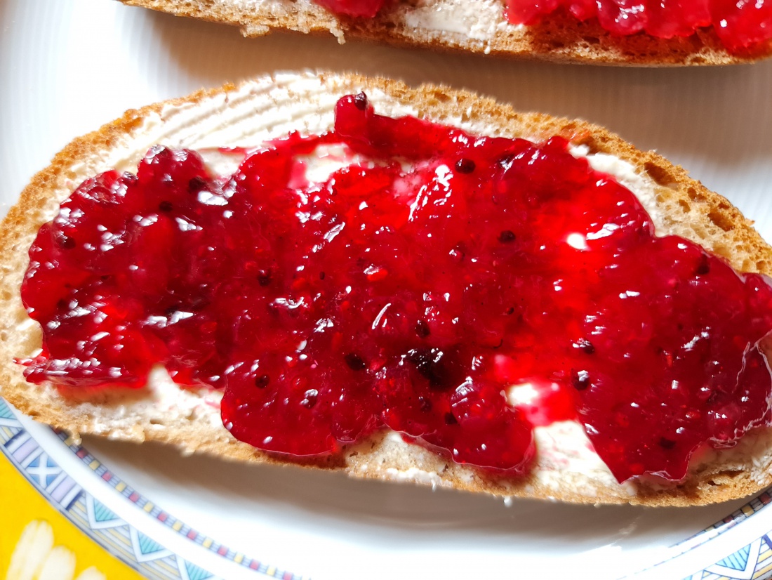 Foto: Jennifer Müller - Selbst gepflückt und selbst gemacht...<br />
Johannisbeeren-Erdbeeren-Blaubeeren-Marmelade mit Vanille. LECKER!<br />
Danke KK :-) 