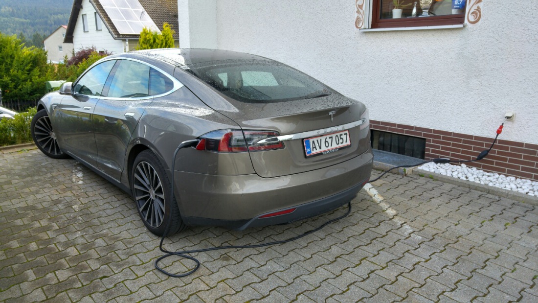 Foto: Martin Zehrer - Mit dem Tesla Model S von Dänemark nach Fichtelberg zum Bike-Rennen am Ochsenkopf.<br />
<br />
In Fichtelberg steckte der Fahrer des Teslas sein Elektroauto einfach an die Hotelst 