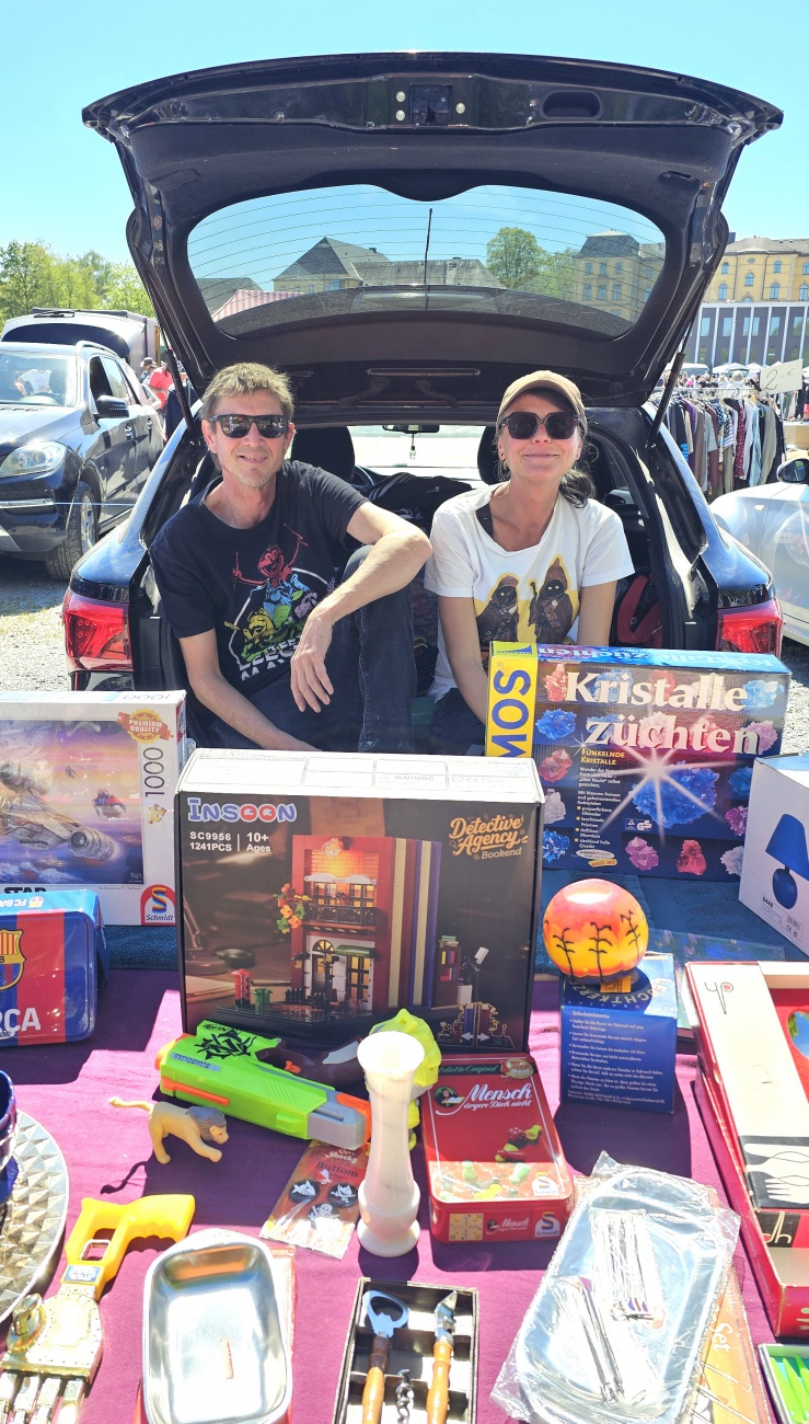 Am 2. Mai 2026 wurde der Festplatz in Bayreuth zum Treffpunkt für alle Flohmarkt-Fans. Beim großen Frühjahrsflohmarkt präsentierten zahlreiche Aussteller mit viel Freude ihre Waren ... von liebevoll arrangierten Trödelstücken bis hin zu echten Raritäten.
Die entspannte Atmosphäre, das bunte Treiben und die vielen persönlichen Begegnungen machten den Tag zu einem besonderen Erlebnis. Besucher konnten nicht nur stöbern und handeln, sondern auch die Begeisterung der Verkäufer spüren, die mit Herzblut ihre Schätze anboten.