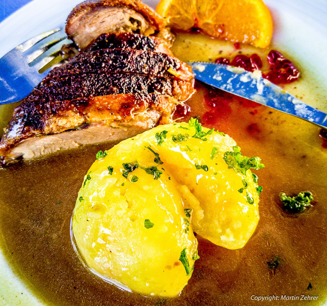 Foto: Martin Zehrer - Unfassbar gut - Zartes Gänsefleisch, umhüllt von einer knusprigen, würzigen Haut... Das Treten in die Fahrrad-Pedale hat sich gelohnt. Unglaublich gutes Essen gibt es hie 