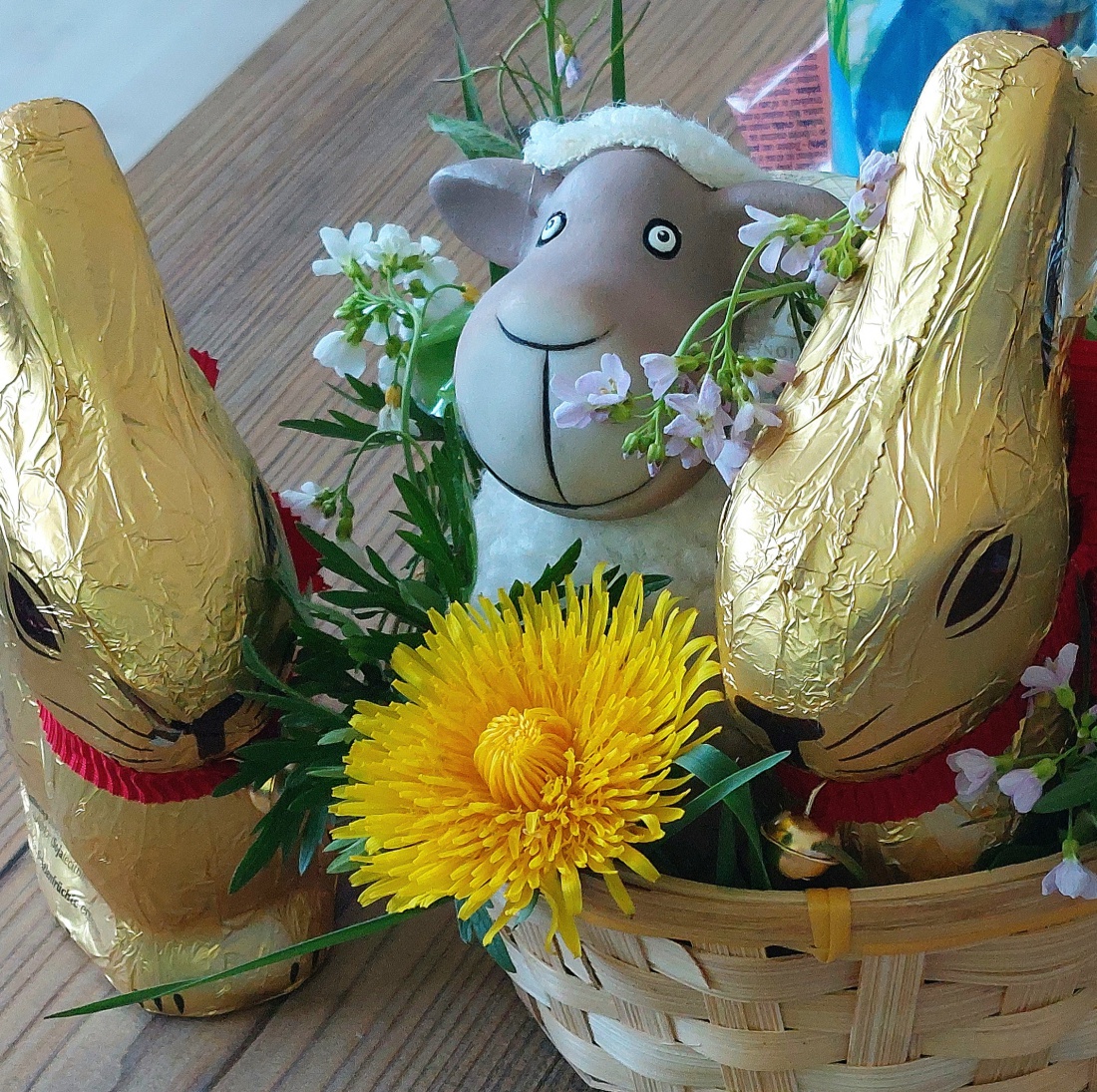 Foto: Martin Zehrer - Frohe Ostern! :-)<br />
<br />
<br />
Mikrowelle und Vorradsschrank... ;-) 