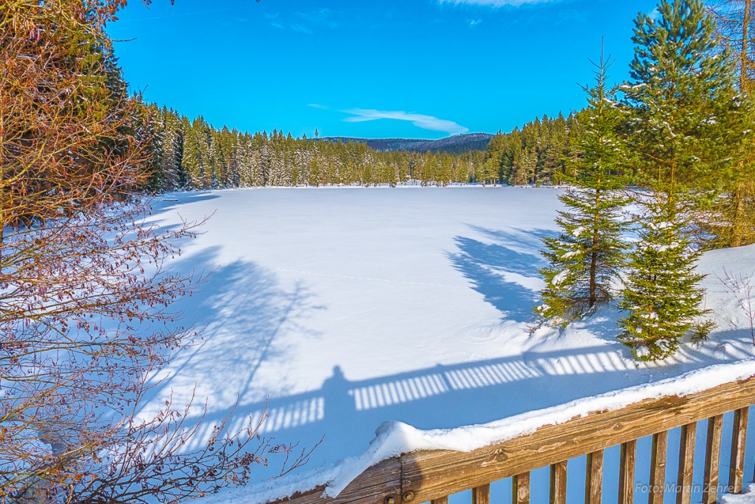 Foto: Martin Zehrer - Der Blick über den Fichtelsee in Richtung Schneeberg... Schatten-Momente ;-) 