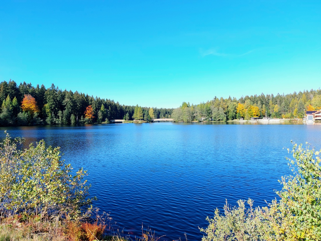 Foto: Martin Zehrer - Fichtelsee... Blauer Himmel, blaues Wasser an einem wunderschönen Herbst-Tag. <br />
 