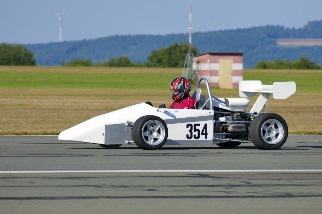 Foto: Martin Zehrer - 354 auf der Strecke...<br />
<br />
Flugplatz-Slalom des MSC-Sophiental. Bestes Wetter, top Teilnehmer, fairer Motorsport Nähe Bindlach! 