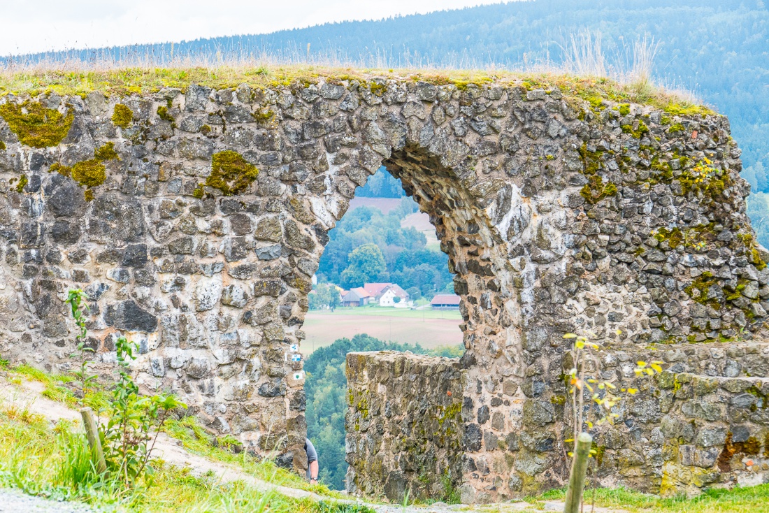 Foto: Martin Zehrer - Dieser wunderschöne Tor-Bogen ist Teil von den Ruinen auf dem waldecker Schlossberg... 