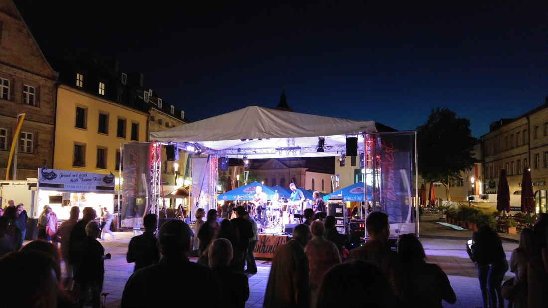 Foto: Martin Zehrer - Weinfest in Bayreuth... Ausgelassene Gemütlichkeit... 