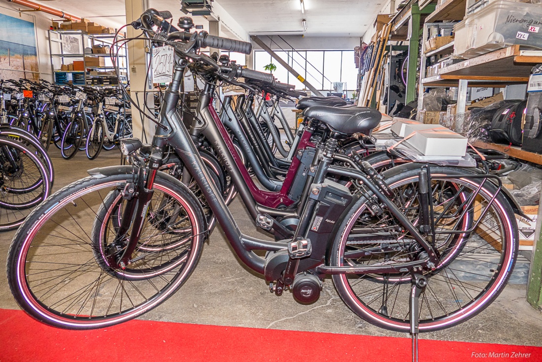 Foto: Martin Zehrer - E-Bike mit tiefen Einstieg... Der Chopper unter den Fahrrädern, so Tobias Dötsch von Zweirad-Strunz... 