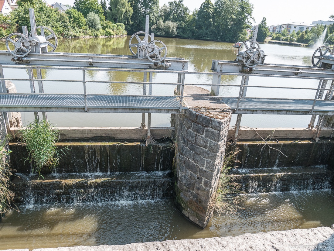 Foto: Martin Zehrer - Wassermangel und Hitzerekord... Heute, am 31. Juli 2018 lief nur mehr wenig Wasser durch das Wehr am kemnather Stadtweiher.<br />
<br />
Die Temperaturen lagen um die 38 Grad Celsi 