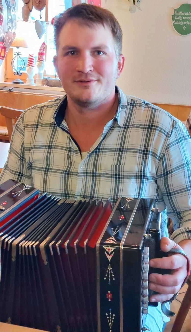 Heute gabs zünftige Musik im Mesnerhaus auf dem Armesberg. 
Es trafen sich zahlreiche Musikanten und ab 14 Uhr wurde dann aufgespielt.
