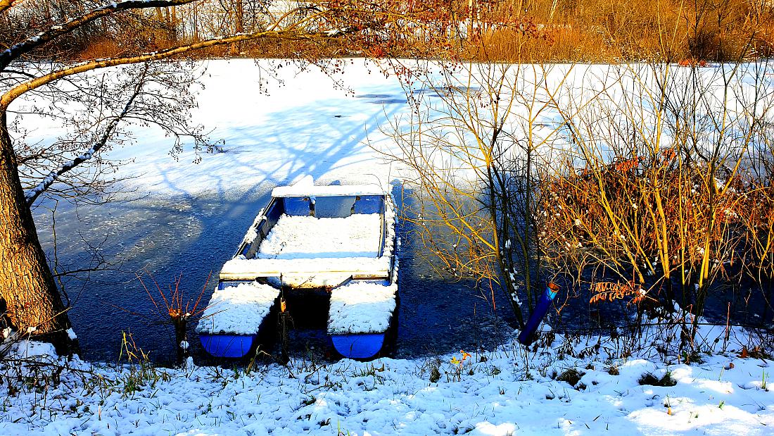 Foto: Martin Zehrer - Ein verschneites Boot liegt am Dorfweiher in Kirchenpingarten. Es ist der 31. Dezember 2020, die Sonne kam aus den Wolken hervor, ein wunderschöner Nachmittag. 