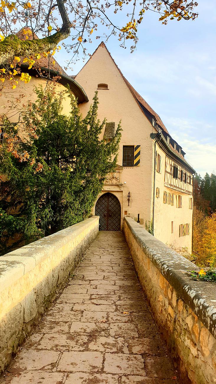 Foto: Martin Zehrer - Die Brücke zur Burg Rabenstein...<br />
<br />
Ein zum Nachmittag hin doch noch sonniger  und vor allem für November ziemlich warmer Tag. <br />
<br />
2. November 2020  ca. 18 Grad warm 