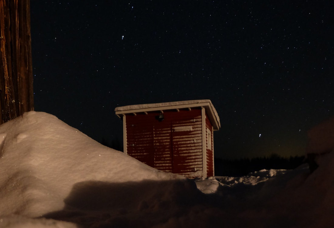 Foto: Martin Zehrer - Ein wunderschönes Scheißhaus unterm gigantisch klaren Sternenhimmel in Ostfinnland...<br />
Was für Hammer-Momente ;-) 