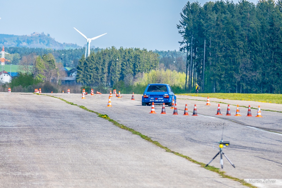 Foto: Martin Zehrer - Das Fahrzeug auf der Slalom-Strecke, im Hintergrund zu erkennen, ein Wirbenzer Windrad und ganz weit hinten der waldecker Schloßberg mit der Burgruine... WOW!<br />
<br />
Wo: Flug 