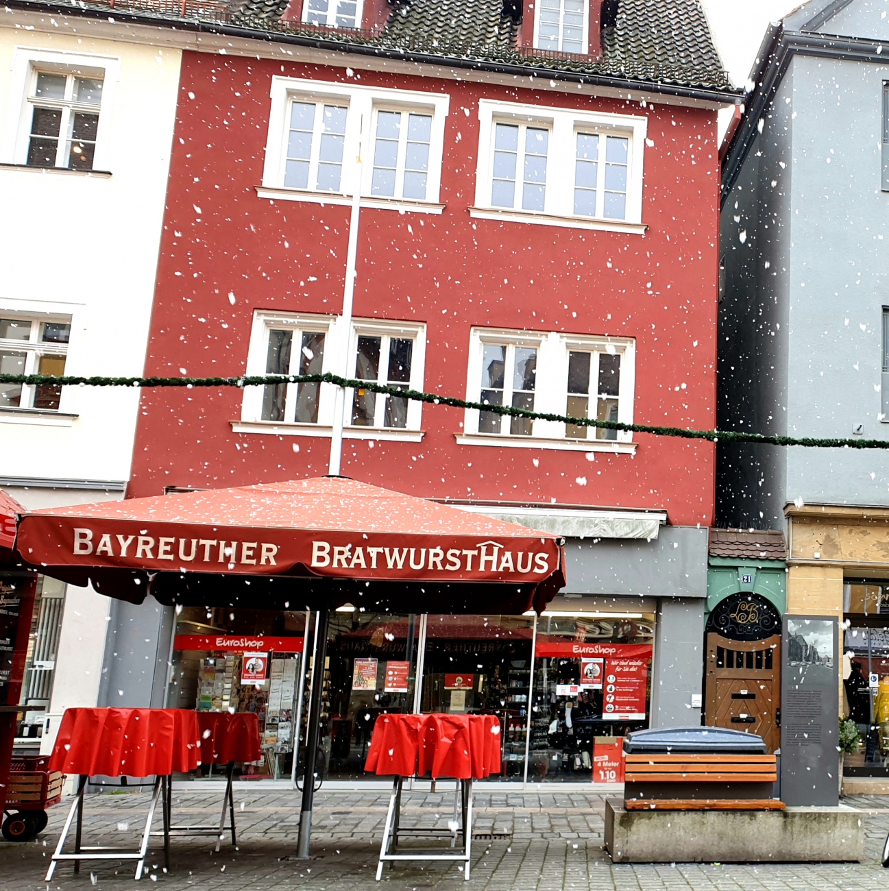 Foto: Martin Zehrer - Leise rieselt der Schnee... wunderschönes Frühstücken in der bayreuther Fußgängerzone... :-) 