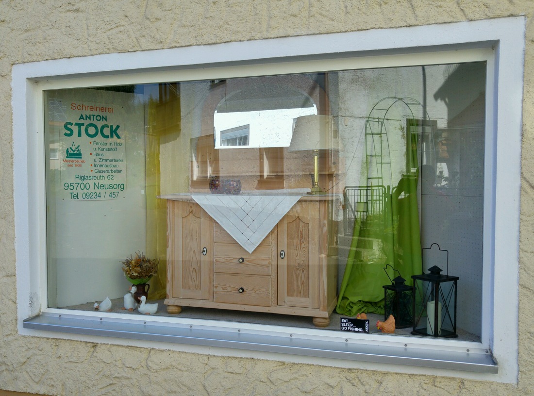 Foto: Martin Zehrer - Riglasreuth: Möbel im Schaufenster beim Stock! 